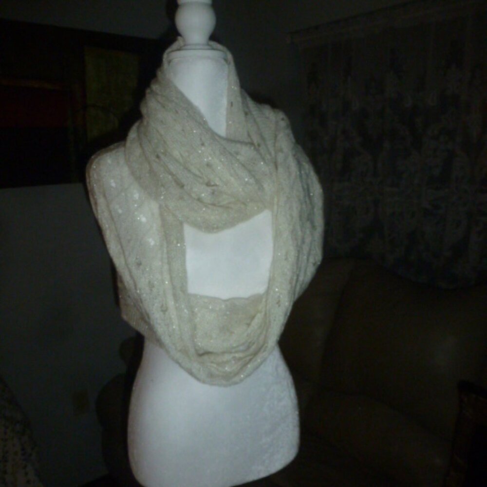 White Knitted Infinity Scarf – OSFM – Acrylic/Poly Blend – New Without Tag  Beau